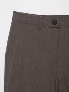 Détails de la taille du pantalon montrant des coutures précises et des boutons de haute qualité