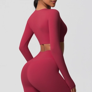 Ensemble yoga rouge foncé avec haut court à manches longues et legging taille haute