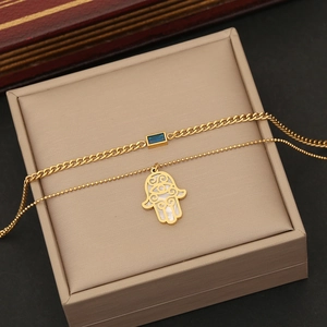 Detailansicht der Hamsa-Hand mit Muscheleinlage an einer zweischichtigen Goldkette