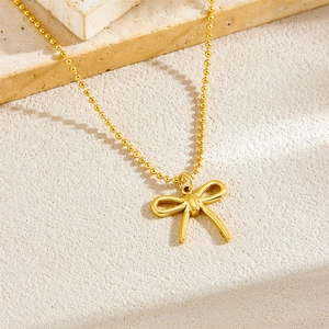 Elegante collana con ciondolo a fiocco placcata oro e catena a sfere su pietra naturale