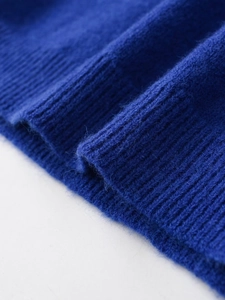 Gros plan sur la texture en tricot bleu cobalt montrant les fibres de laine de qualité
