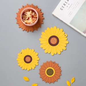 Sunflower shaped PVC heat resistant table mat in yellow and brown floral design