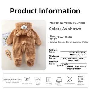 Détail d'une barboteuse marron pour bébé en polaire avec oreilles d'ours et poignets