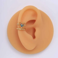 Ear cuff a cuore placcato oro 18k con zirconi colorati su modello di orecchio