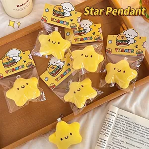 Llavero de estrella de peluche amarillo con cara sonriente y empaque decorativo