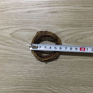 Nahaufnahme der Messung eines 6cm braunen Rattankranzes für Bastelarbeiten und Floristik