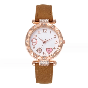 Détail macro de la lunette en or rose avec strass et cadran à fleurs pour montre femme