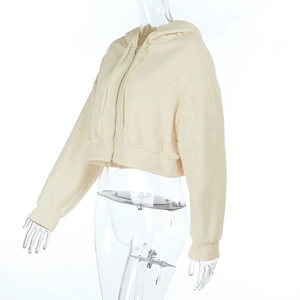 Detailansicht des cremefarbenen Cropped-Hoodies mit weichem Stoff und Reißverschluss