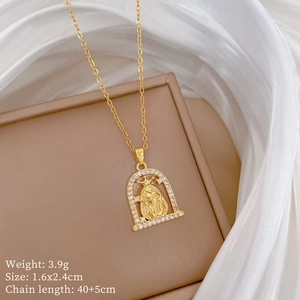Détail du collier de luxe en acier titane doré montrant le poids 3,9g et la taille 1,6x2,4cm