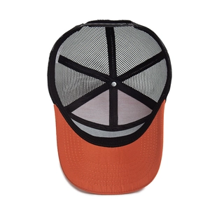 Cappellino trucker in rete traspirante con visiera arancione e retro in rete nera