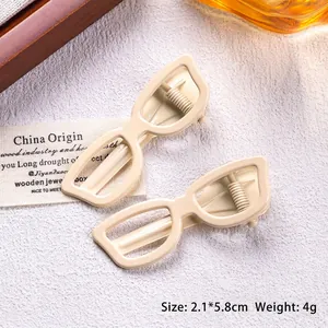 Detail view showing beige sunglasses hair clip dimensions of 2.1x5.8cm and 4g weight