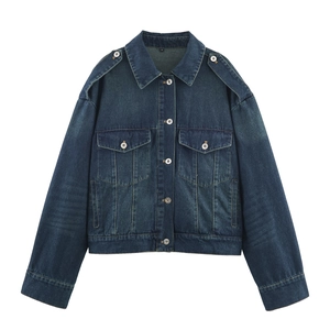 Veste en jean bleu foncé vintage avec revers, épaulettes et boutons métalliques sur blanc