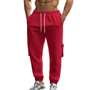 Detail der roten Fleece-Cargohose für Herren mit Seitentaschen und weißem Kordelzugband