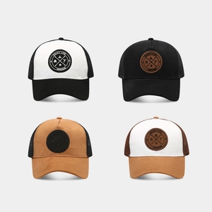 Casquettes trucker en quatre coloris avec écusson vintage Enjoy Life et filet respirant