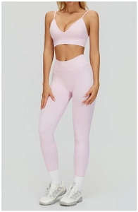 Détails de l'ensemble de yoga rose clair sans couture avec brassière en V et legging taille haute