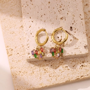 Boucles d'oreilles créoles avec pendentif cœur en zircon arc-en-ciel sur travertin