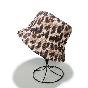 Vista dettagliata del cappello da sole leopardato su un supporto in metallo nero