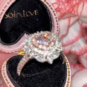 Anello elegante con cristallo rosa a forma di cuore e pavé di zirconi in scatola di lusso
