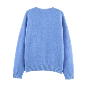 Vista posteriore di un morbido maglione a maglia blu azzurro con bordi a costine e spalle scese