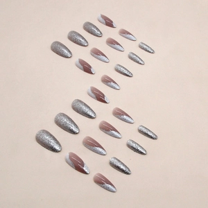 Unghie finte a mandorla glitter argento con motivi a onde su 24 pezzi di punte riutilizzabili