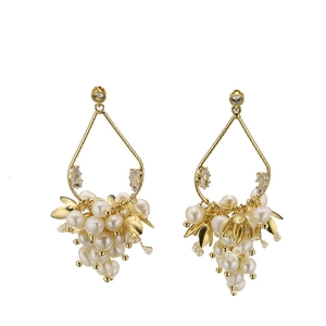 Boucles d'oreilles élégantes avec grappe de perles naturelles et feuilles dorées