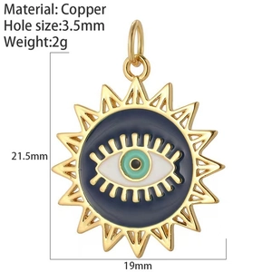 Dettaglio macro del ciondolo a sole in rame con zircone Evil Eye per la gioielleria