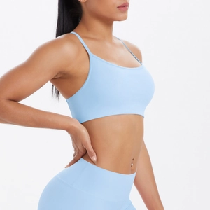 Vue de côté de la brassière de yoga bleu clair avec fines bretelles et tissu élastique