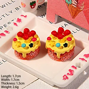 Vue détaillée du cupcake miniature jaune en résine avec dimensions de 1,7 cm