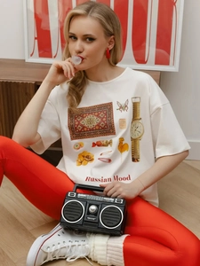 Λεπτομέρεια λευκού βαμβακερού T-shirt με vintage τύπωμα Russian Mood και ρετρό γραφικά