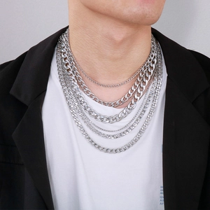 Ensemble de colliers superposés en acier inoxydable argenté pour homme sur mannequin