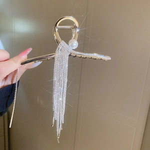 Détails des pompons en strass brillants et perle élégante sur la pince à cheveux argent