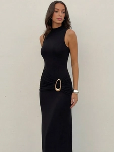 Robe Maxi Noire Élégante Sans Manches Col Haut Dos Nu Coupe Ajustée Taille Froncée Boucle En Métal Doré Robe De Soirée
