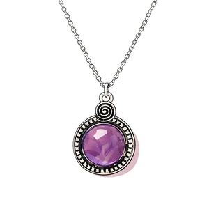 Collier vintage avec pendentif en résine violette et design décoratif tourbillon argenté