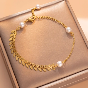 Bracelet élégant en titane doré avec maillons feuilles de blé et quatre perles blanches