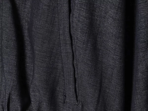 Gros plan sur la texture du denim bleu foncé et les détails des coutures verticales