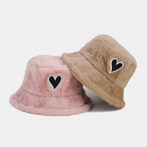 Plüsch-Fischerhüte mit Herz-Patch in Rosa und Khaki aus Kunstpelz für warme Winter