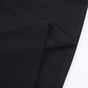 Détail macro de la texture du tissu en tricot noir avec couture professionnelle à deux fils