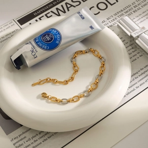 Bracciale a catena bicolore in oro 18k e acciaio inossidabile dal design minimalista