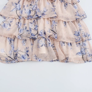 Robe fleurie française rose en mousseline avec fleurs bleues et ourlet à volants étagés