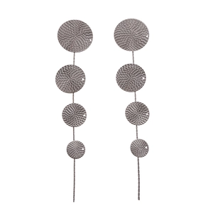 Boucles d'oreilles franges argentées avec textures rondes et longues chaînes en métal