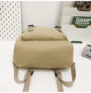 Mochila impermeable de tela Oxford caqui mostrada en un entorno de estilo de vida