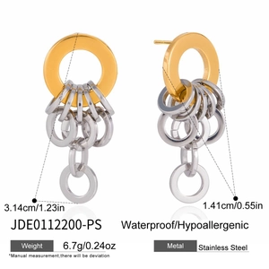 Vue détaillée des boucles d'oreilles bicolores en acier inoxydable avec dimensions