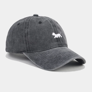 Détail de la casquette en coton délavé anthracite avec broderie de petit chiot blanc