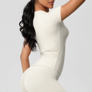 Détail du t-shirt de yoga beige slim avec texture de tissu en maille extensible