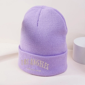 Bonnet en tricot côtelé violet avec broderie Los Angeles sur un support minimaliste