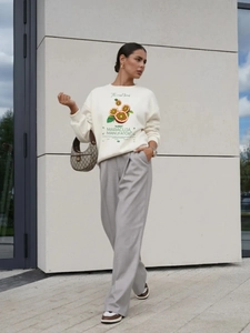 Oversized λευκό φούτερ με τύπωμα passion fruit σε μινιμαλιστικό φόντο