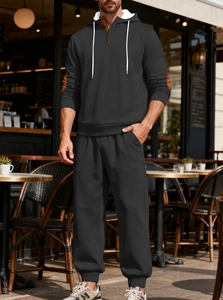 Détail du sweat à capuche gris avec maille losange et patchs bruns aux coudes