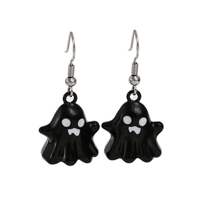 Détail de boucles d'oreilles fantômes d'Halloween avec émail noir et crochets en métal