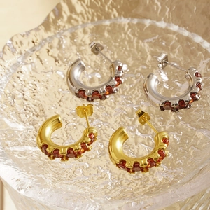 Boucles d'Oreilles Créoles en Acier Inoxydable en Forme de C avec Strass pour Femmes Rétro Plaqué Or Argent Strass Rouge Boucles d'Oreilles Clous Bijoux de Mode
