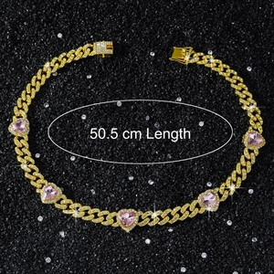 Détail de la chaîne cubaine dorée 50,5cm avec gemmes cœur roses et pavé de cristaux